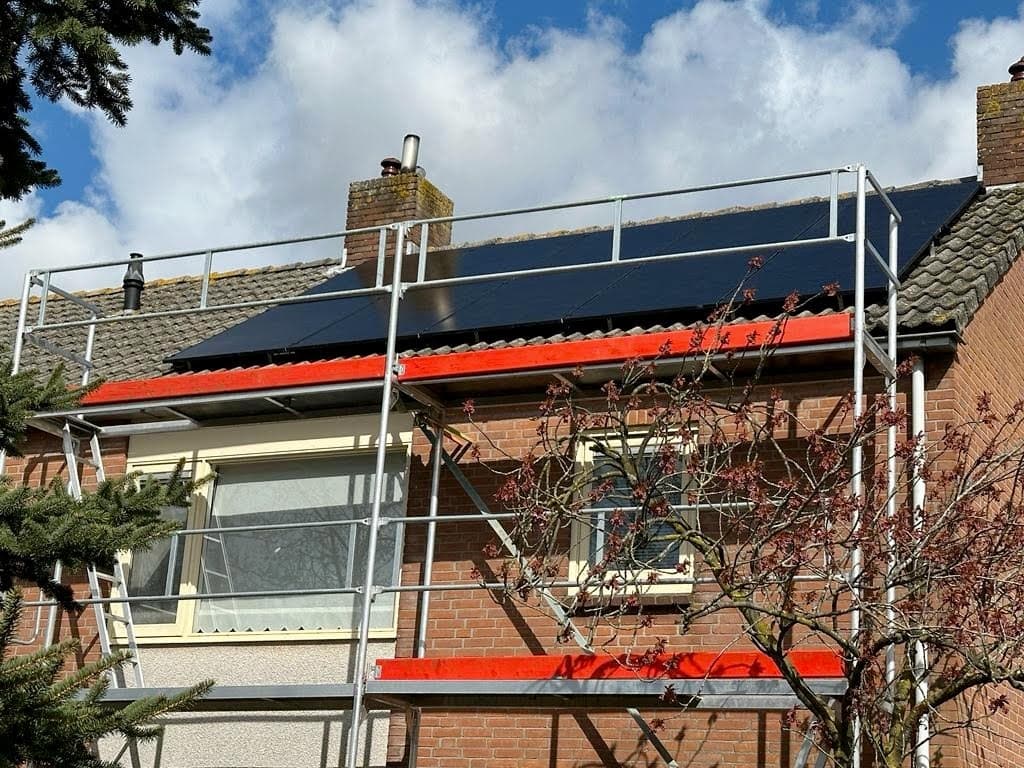 Zonnepanelen met steiger