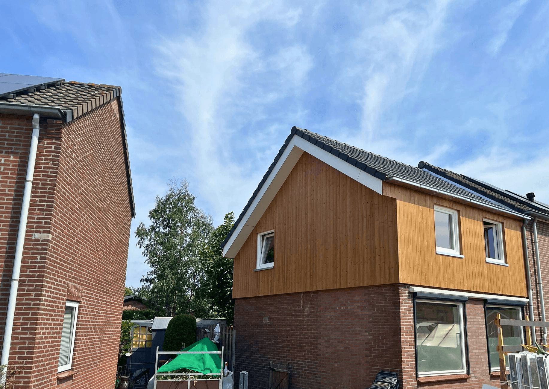 Dakopbouw met gevelbekleding en vrachtwagen Den Bosch
