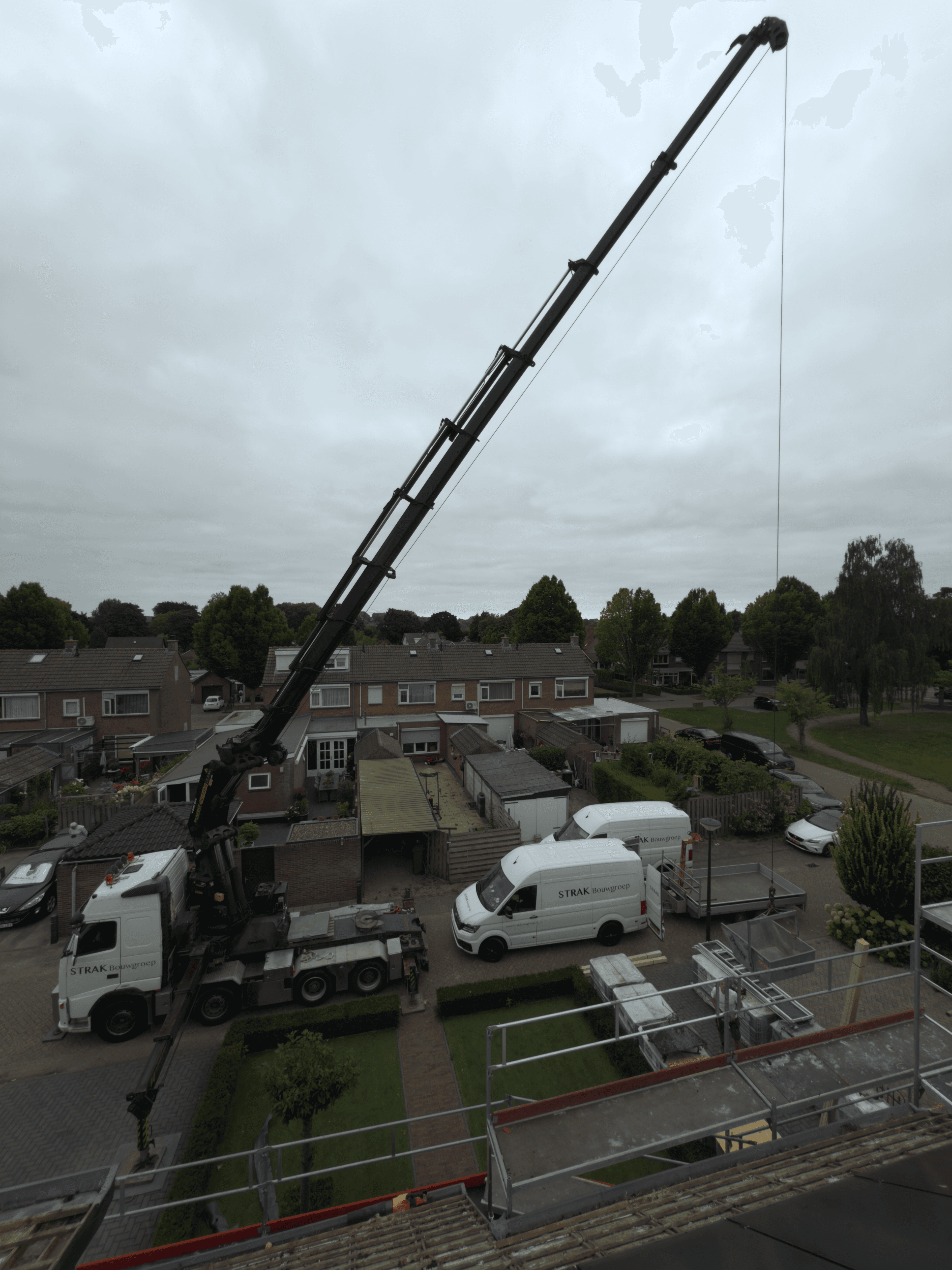 Dakpannen in Eindhoven die dak op getild worden met kraan