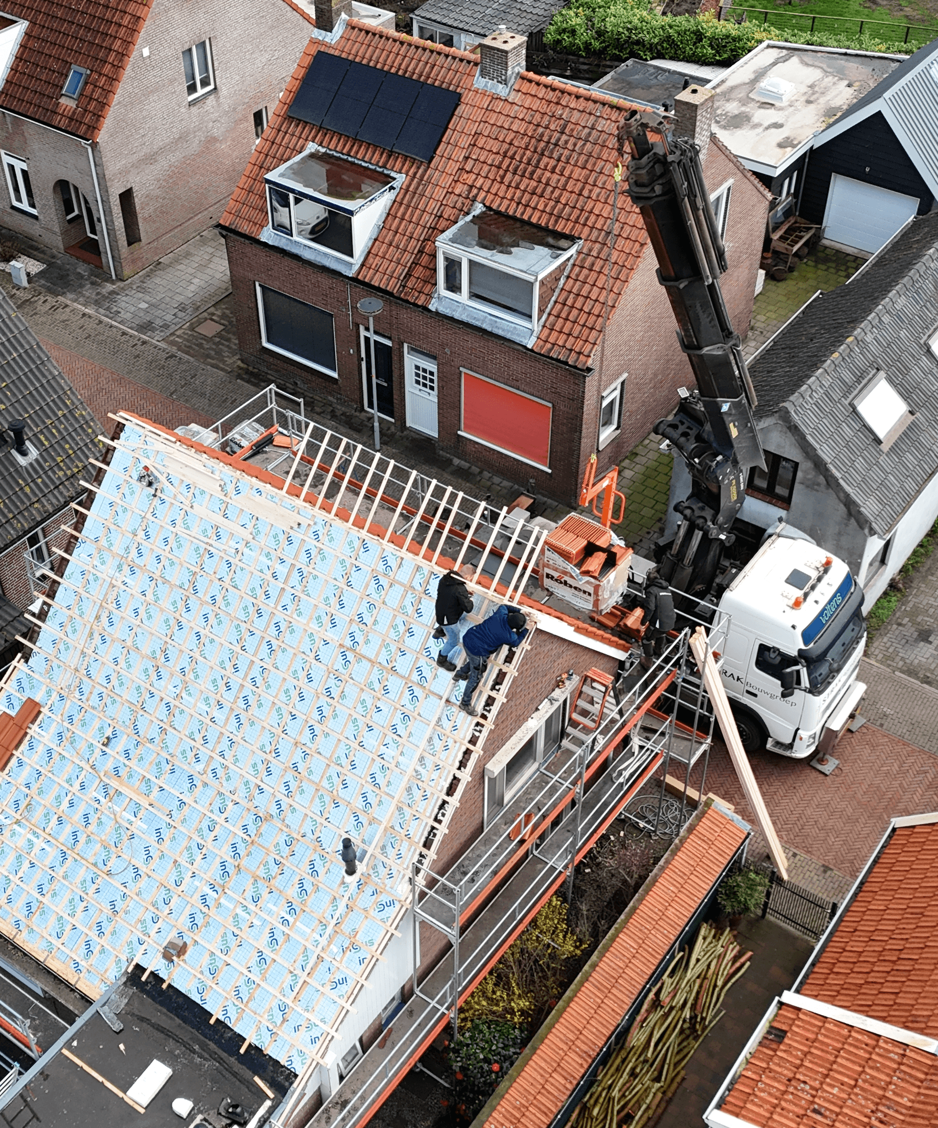 Aanbrengen dakisolatie in Zaltbommel met kraan