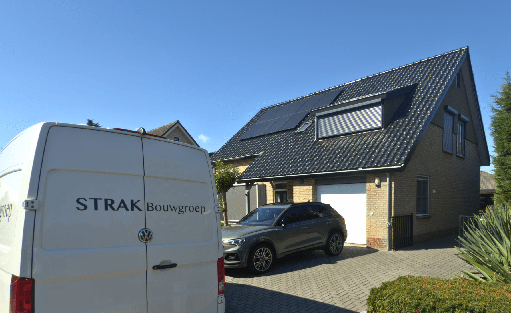 Nieuwe dakpannen in Eindhoven met bedrijfswagen van STRAK Bouwgroep